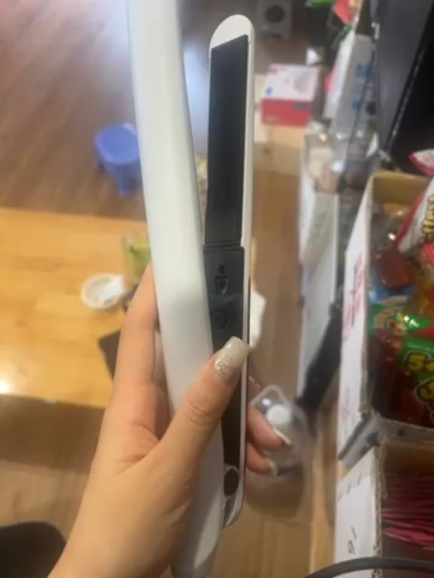 Thực sự là không như mong đợi. Cầm máy lên nhẹ hều, nhựa cảm giác đểu đểu thế nào ấy. Mà kẹp tóc rụng tè le. Bao rít tóc. Thất vọng tràn chề