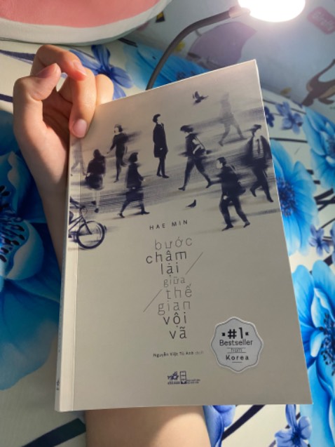 Tiki vẫn như mọi khi giao hàng rất nhanh chóng. Hôm nay đặt sớm hôm sau đã có sách. Từng lời trong quyển sách như dòng nước nhẹ nhàng len lỏi vào tâm hồn, xoa dịu và làm mát những nỗi buồn, những tổn thương ko gọi thành tên. Cảm giác như có người bạn đang đồng hành với mình vậy. Thực sự rất biết ơn ❤️