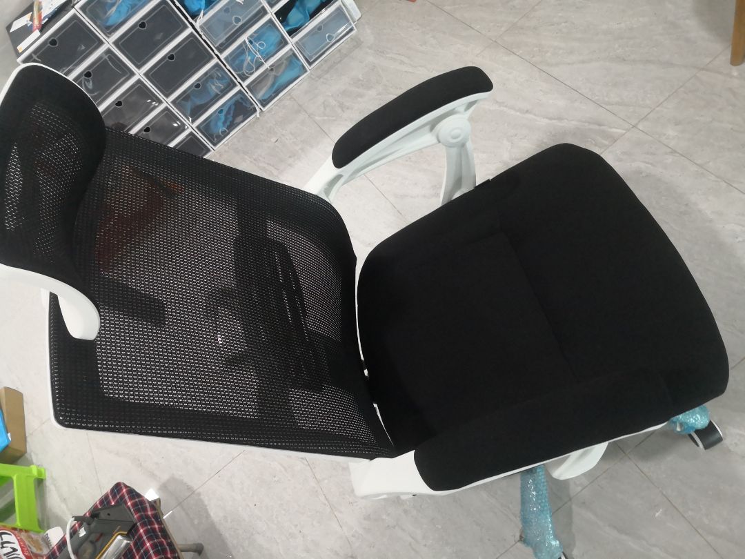 Shop giao hàng nhanh, sản phẩm giống mô tả. Do quen ngồi ghế có miếng lót ở lưng nên cảm giác phần lưng có hơi cứng. Ngoài ra thì đệm ghế và đồ gáp chân rất êm. Shop cũng nhiệt tình hỗ trợ khi liên hệ.