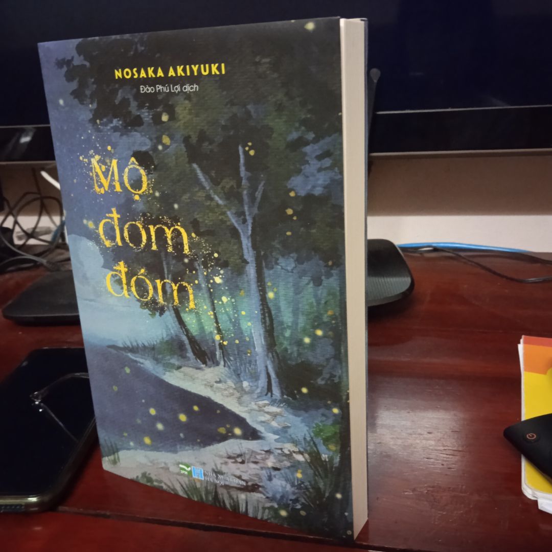 Bìa siêu đẹp,bên ngoài được bọc bookcare cẩn thận.Trang giấy không trắng  khi đọc không bị loá mắt như một số cuốn sách khác.Nội dung thì mình chưa có đọc nên chưa có nhận xét gì.Giao hàng đúng như dự kiến,nói chung là mình rất hài lòng