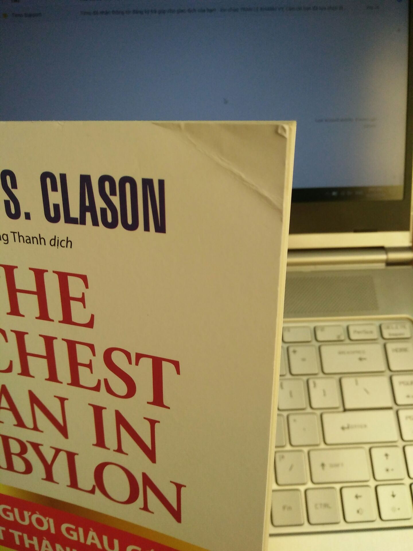 Mình cực kỳ thích quyển sách này, nội dung rất hay và dễ áp dụng thực tế nhưng Tiki giao sách bị tróc góc ở bìa sách như thế này, hi vọng Tiki sẽ khắc phục vấn đề. Không biết mình có thể đổi lại cuốn sách nào nguyên vẹn hơn không, vì mình muốn giữ sách để đọc đi đọc lại.