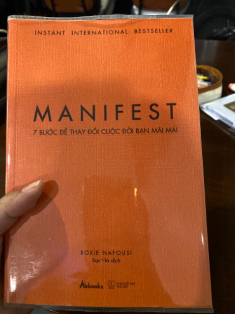 Mình mới đọc được 1/3 cuốn sách, mà sách quá hay nên mình phải đánh giá ngay lập tức.
Cuốn sách giúp mình hiểu hơn về manifest. Luật hấp dẫn hoạt động dựa trên những gì mình cảm nhận và suy nghĩ, cho nên chúng ta phải xác định được điều mình muốn và làm chủ được suy nghĩ của mình.