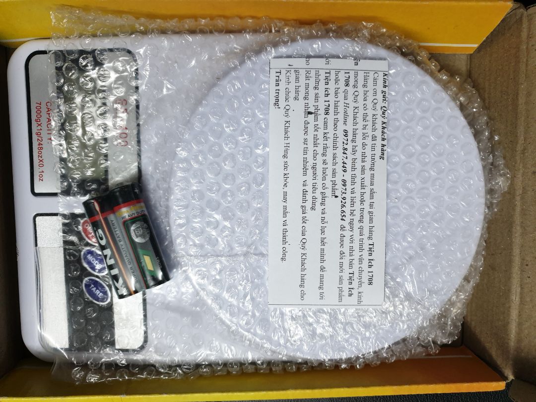 Mình đặt sản phẩm cân SF-400, 7Kg bên nhà cung cấp Tiện ích 1708 thì sản phẩm giao đúng hẹn nhanh chóng, không bị cấn móp hay va đập, có bao gồm 2 cục pin AA như trên hình. Do cân bằng nhựa, hơi nhẹ, nút bấm cũng tạm thì vừa với số tiền bỏ ra. Cân cân khá chính xác, kích thước hơi to nhìn thô nhưng phù hợp cho những ai cần cân thực phẩm ăn uống luyện tập.