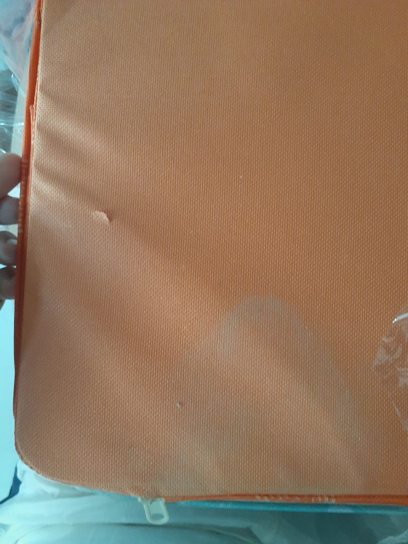 không hiểu sao bên bán hàng không kiểm tra hàng trước khi gửi đi ? Sản phẩm bị mốc , bị rách lỗi như này mà cũng dám giao cho khách ? 
Hay là nghĩ khách hàng sẽ dễ tính bỏ qua ? 
Không . 
Không có ai mất tiền mua món đồ gì về bị như này mà chịu cả , vì đồng tiền họ làm ra bằng xương bằng máu cả chứ k phải tự nhiên mà có . 
 Mình là 1 khách hàng suốt ngày mua hàng của tiki . mình yêu cầu tiki làm việc lại với bên bán hàng .