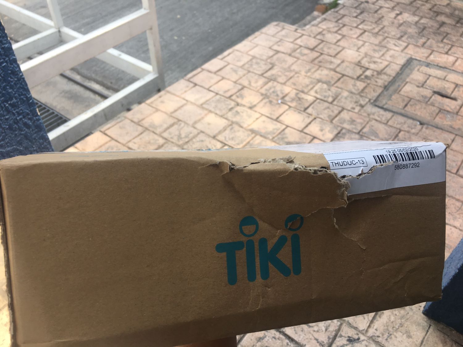 Mình vừa nhận hàng tiki chiều nay. Tiki vẫn giao sớm.
Nhưng lần này hộp hàng của mình bị lủng 1 lỗ khá lớn, lại không thấy có chèn, sách ở trong cứ lọc xọc miết. May mà không ảnh hưởng đến sách.
Duy có cuốn Harry Potter 5 vừa nhận thì sách bị bẩn và trông có vẻ cũ quá