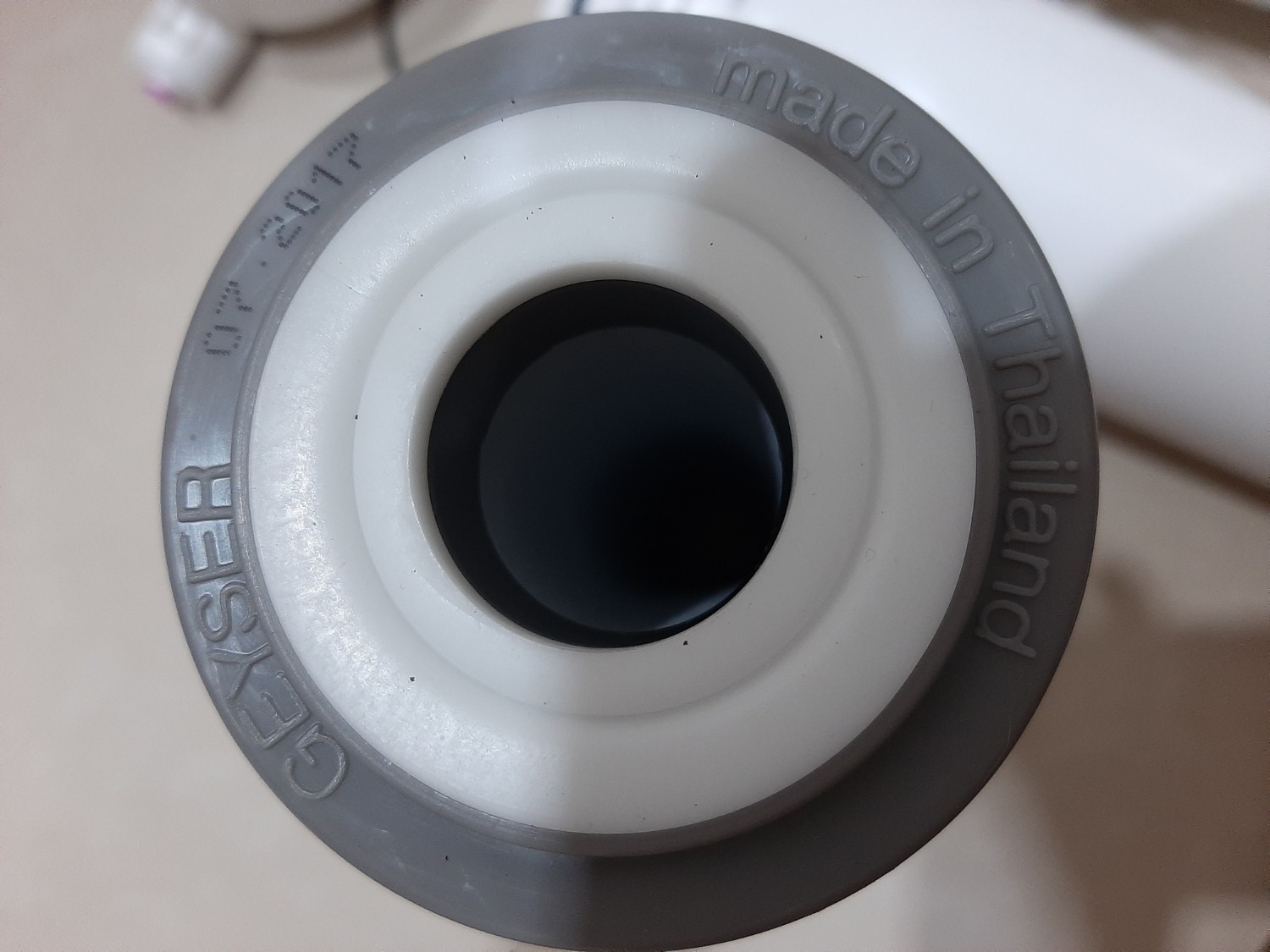 Đặt hàng ngày 21/11 Minh Lam Shop, nhận hàng ngày 26/11 nhưng hôm nay mới có thời gian mở ra kiểm tra để lắp đặt sử dụng.
Kiểm tra bên ngoài và nhắn tin thì đúng là hàng chính hãng và đầy đủ phụ kiện.
Tuy nhiên khi kiểm tra lõi lọc thì phát hiện như sau:
1. Lõi số 1: không có nhãn hiệu.
2. Lõi số 2: bị ướt sũng và nhớt, có vết đen giống bị gỉ sét.
3. Lõi số 3:  Made in Thailand 07/2017.
Hiện tại đang hoang mang và không dám sử dụng.