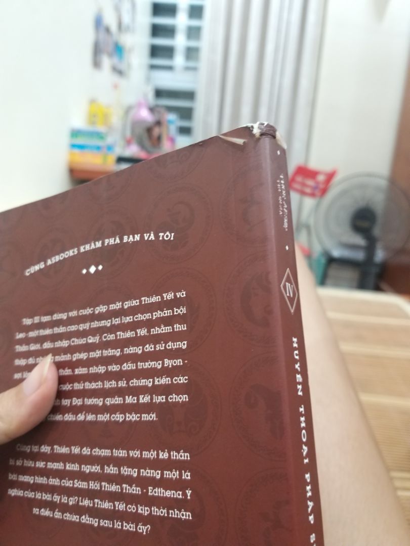 Mặc dù chưa đọc nhưng lúc nhận sách đã k có cảm tình rồi. Mình đặt sách hộ cháu, vậy mà lúc mở hộp ra đã thấy cực kì bất mãn. Sách cong bờ gáy, bị quăn mép bìa, đã vậy còn có nếp nhăn trên sách. Không biết có phải gửi cho mình hàng trưng bày không, nhưng nhận sách thế này làm mình cảm thấy thất vọng về dịch vụ của tiki. Hàng giảm giá thì cũng nên đảm bảo chất lượng cho người đọc chứ. Sản phẩm lần này ảnh hưởng nhiều đến hình ảnh của tiki trong mắt mình rồi.