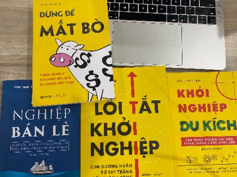 Mình đã đọc hết 3 cuốn khởi nghiệp của tác giả Trần Thanh Phong. Khi biết anh Phong ra quyển sách lần này, mình phải đặt ngay. Sách của anh viết rất thực tế và dễ hiểu, đọc cảm giác rất thoải mái, như là đang được trò chuyện, sống cùng tác giả. Sách lối tắt khởi nghiệp lần này, đã vạch ra một con đường khởi nghiệp rõ ràng hơn, những điều cần thiết và nên tránh trong quá trình khởi nghiệp. Cảm ơn anh Phong rất nhiều, vì đã luôn dành thời gian ra để có thể dịch và viết những quyển sách như thế này. Giờ chỉ cần anh ra sách, là em sẽ mua vì chất lượng là điều không cần phải bàn cãi.