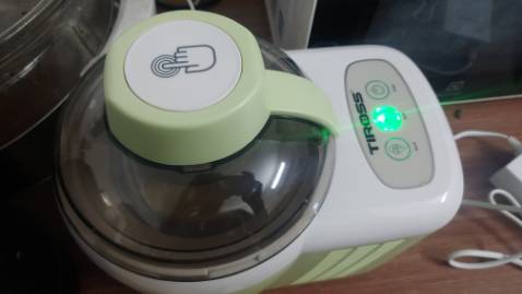 Máy dùng ok. Khác với các loại máy của các hãng cao cấp khác, máy này có chức năng tự làm lạnh kem khi đánh, các hãng khác phải bỏ xô kem vào ngăn đông của tủ lạnh.