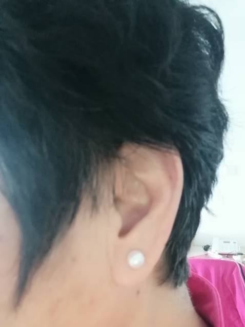 Bông tai bằng bạc, không bị dị ứng khi đeo, ngọc trai nhìn quý phái, trang nhã, kích thước vừa phải.