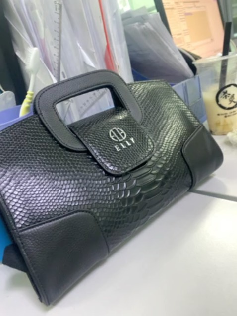 Chất da đẹp mềm nhưng túi lại rất chắc chắn, mọi người nên mua ạ