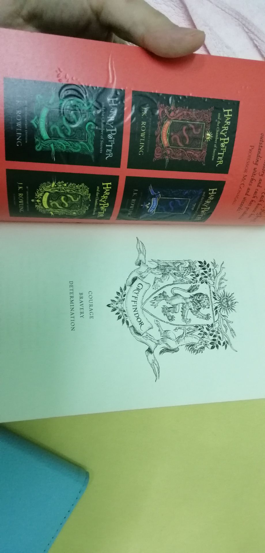 Sách trong tình trạng mới, sạch sẽ chứ ko bụi, mới tinh từng trang, ko nhăn dù chỉ 1 trang, vốn dĩ ko định mua vì đã có 1 cuốn tập 2 bản illustrated r, mà liếc thấy sale mạnh tới 50% nên vợt luôn em nó