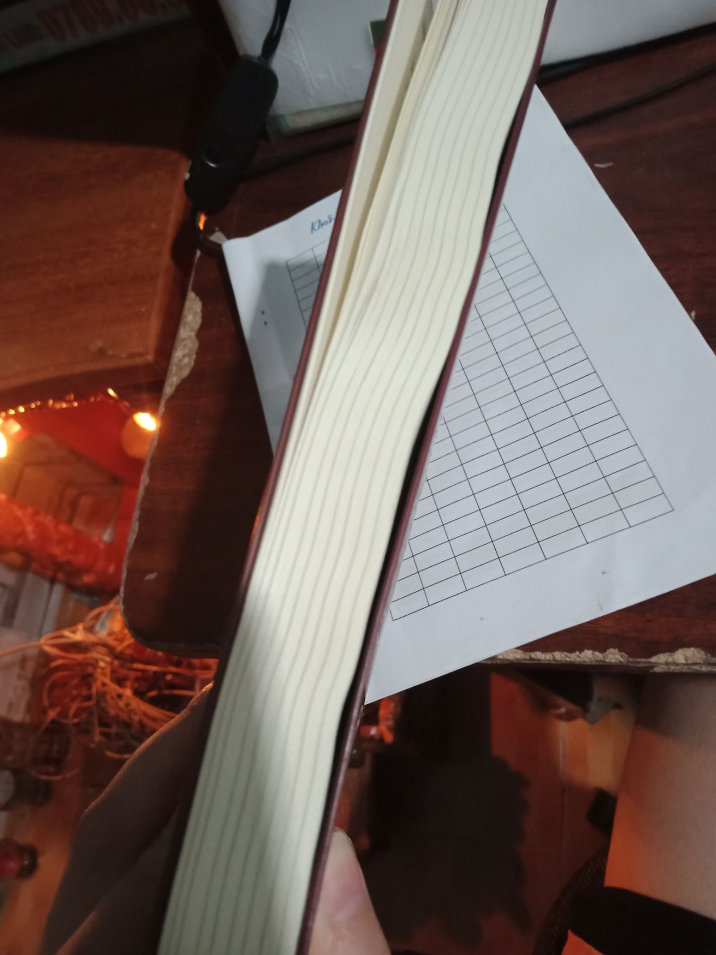 Sách mình nghĩ mọi người nên mua tiki là chính hãng nhé. Cuốn sách khá lôi cuốn với nội dung hấp dẫn, chất liệu giấy thì khá mịn màng và thêm đóng cuốn tỉ mỉ. Khá hài lòng.