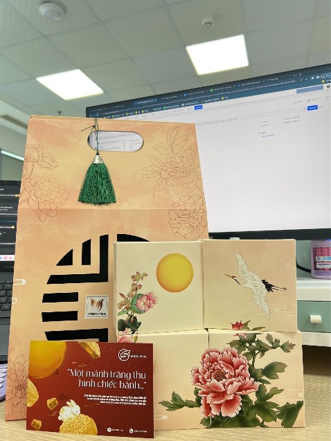 Sách giấy mỏng cắt ko đều so vs giá là đắt. 6,5/10