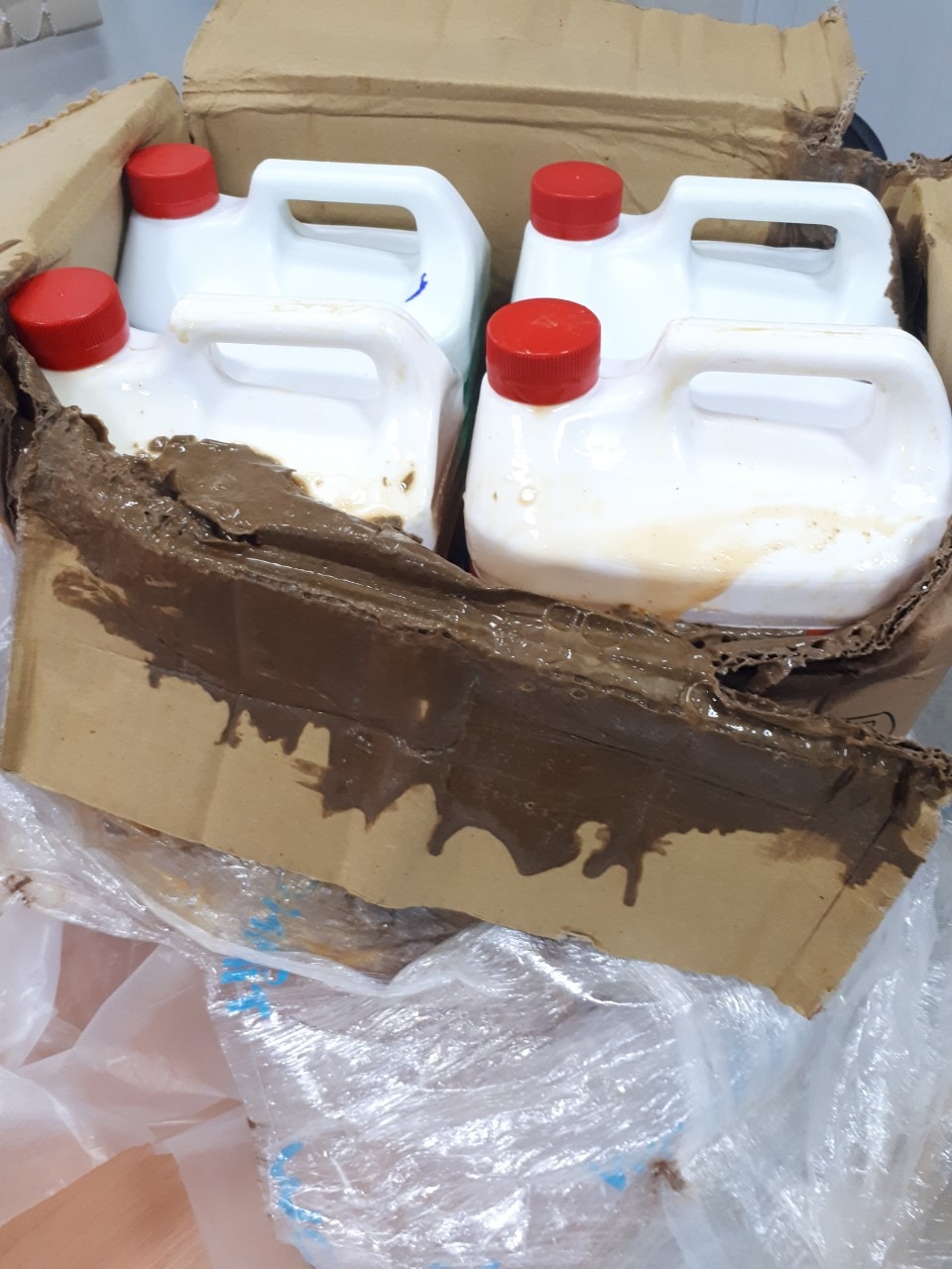 Hàng đóng gói không tốt. khi nhận hàng bị chảy ra ngoài nhiều.