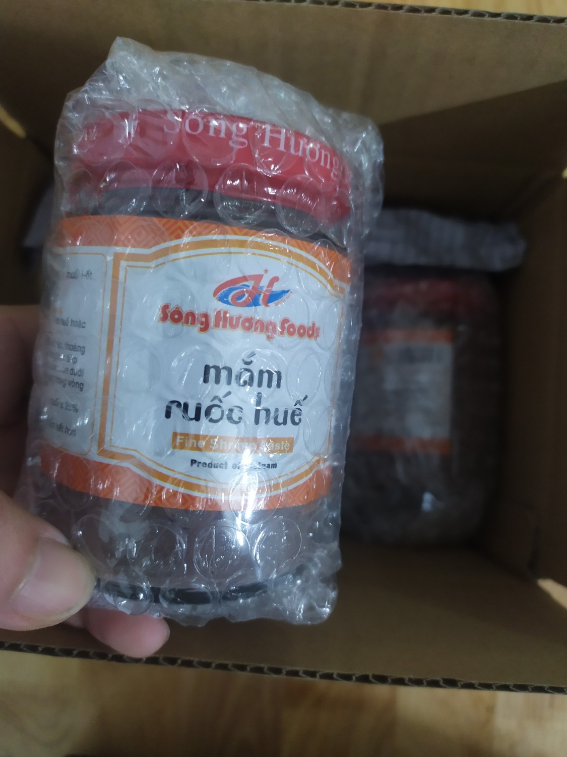 giao hàng nhanh, sản phẩm đươc đựng trong lọ thủy tinh nhìn rất đẹp mắt, đóng gói rất chi là cẩn thận luôn, hàng giao tới mà không bị bể vỡ tí nào cả.
Nói chung là mua hàng trên tiki là yên tâm rồi, cho 5 sao