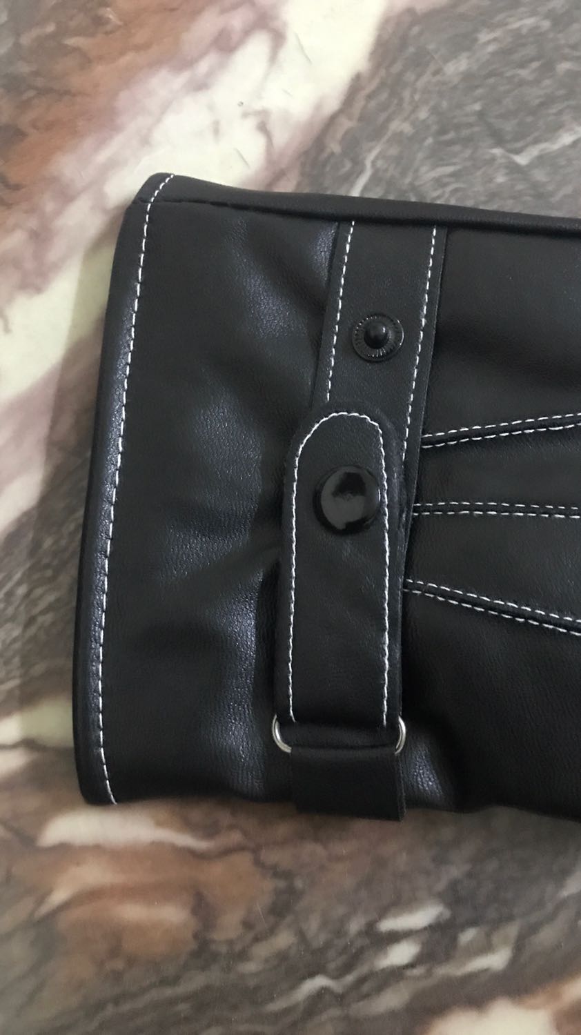 Găng tay da mềm. Bên trong có lớp lót mềm đeo thích ghê. Da chất hàng ok khỏi chê. Hàng mua trên tiki thấy chọn lọc hơn ít lỗi hơn các sàn khác. Càng mua càng thấy tin tưởng hơn. Ah sản phẩm vuốt điện thoại cảm ứng quá nuột luôn nữa ấy. Sẽ tiếp tục ủng hộ shop nếu có nhu cầu. Cảm ơn shop