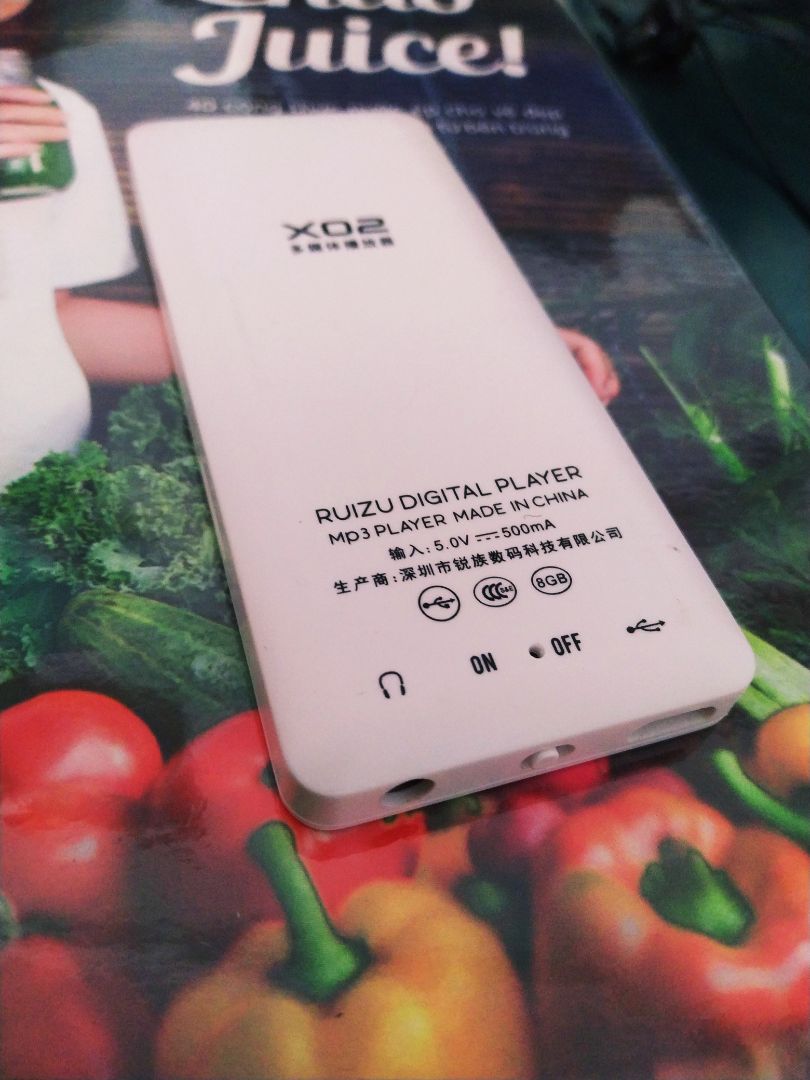 Máy tốt trong tầm giá.
Mình mua có mã giảm, còn 315k.
Máy siêu nhẹ và gọn, dễ sử dụng, âm thanh ok với mình (mình không rành tiêu chuẩn âm thanh, chỉ thấy không rè không giật, không bị đơ.
Nên mua nếu chỉ có nhu cầu nghe nhạc thông thường hoặc làm quà tặng có tính kinh tế mà vẫn hữu ích. 5 sao.