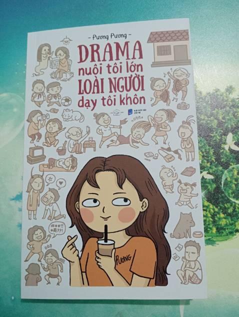 Cuốn sách với giọng văn hài hước, dí dỏm, đi kèm là những câu chuyện đời thường thú vị có, giật gân có, đương nhiên là chuyện "drama" cũng có luôn.
Tựa sách "Người tính không bằng Drama tính" của tác giả Pương Pương, mình sẽ tiếp tục tậu về trong thời gian tới.