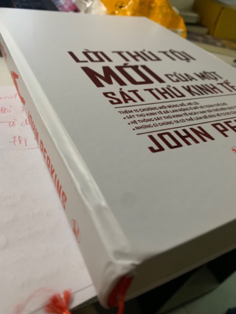 Quá thiếu chuyên nghiệp, sách thì cũ, không biết phải sách lậu không mà giấy mỏng lè thấy mặt bên kia, chữ lúc đậm lúc nhạt, gáy sách muốn bung hết cả ra, không hài lòng nha