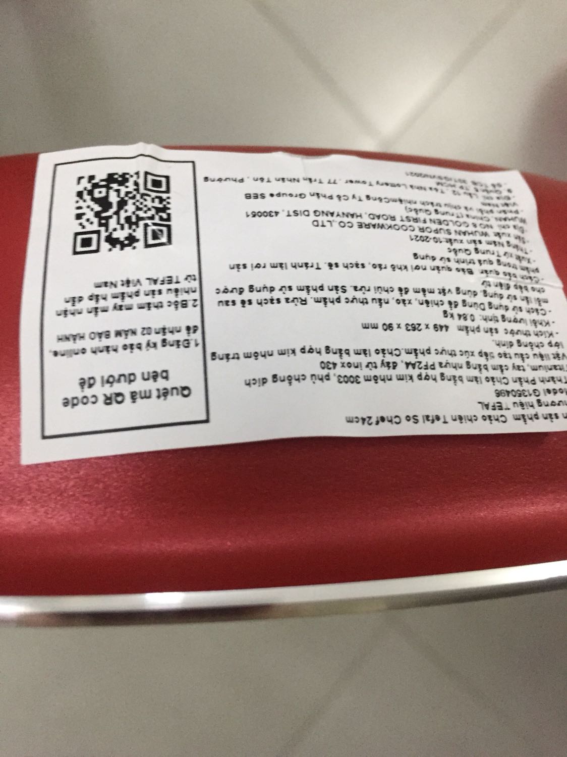 Chảo cầm chắc tay, bám tốt trên mặt kính bếp. Chiên ít dầu là Ok k cần đổ nhiều dầu quá. Giao hàng nhanh, k móp méo gì.