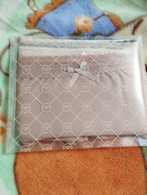 Quần chất su lạnh cực thích luôn, số vào mát mịn, viền ren rất mềm mại. Với giá 99k mà đc 3 cái quần xịn xò thế này là quá rẻ luôn. Cơ bản là rất ưng. Nhìn bạn đầu cách đóng gói set 3 cái trong túi rất lịch sự, đã thấy sự khác biệt so với các loại quần lót khác mình từng mua. Chắc 2 tháng sau lại mua tiếp để thay. Cảm ơn shop vì món hàng chất luợng quá ưng ý lun