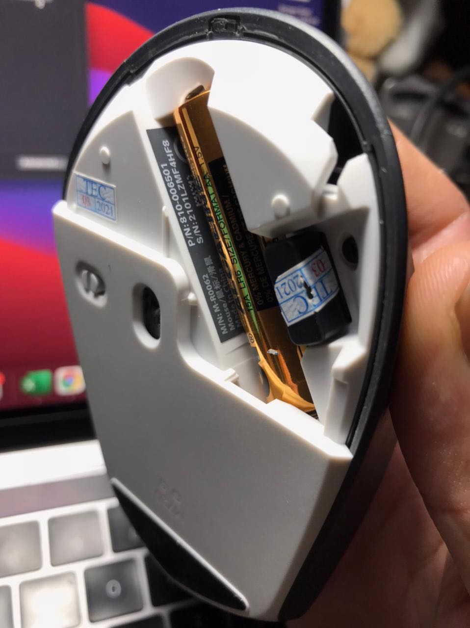 Hàng mua bị trầy xước bên trong, ngoài ra còn bị lỗi bluetooth không kết nối được. Đề nghị Tiki thu hồi hàng kém chất lượng và có chính sách khắt khe hơn