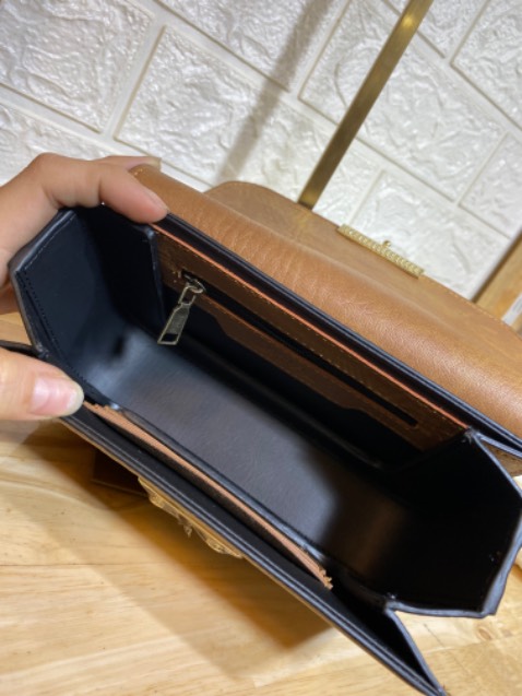 Mẫu mới quá xinh luôn ạ, màu bò nhạt xinh dã man lun.nay lata thêm dây xích mang sang hẳn.da mềm fom túi đẹp.5 sao cho shop ạ