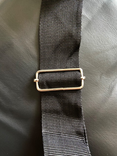 Có chừng hàng chục ngàn bao da simili đàn Yamaha này trên khắp nước, giá từ 90k-150k. Nó xài tạm dc nhưng ko bền đẹp. Simili loại thấp nhất, dùng tay xé dễ. Nếu xách đàn đi thường xuyên, nó sẽ bị rách nơi tay cầm hay bất cứ đâu có đường chỉ. Dây đeo kém, thêm khóa dây đeo cũng tệ nên chúng luôn luôn tuột khi đeo vai. Tuổi thọ của nó chỉ chừng ba tháng. Người chơi đàn khắp nước fải chịu vậy chục năm nay.

Nên tăng phí và giá bao da đàn lên chút, kh 200k vẫn chịu dc. Đổi simili, may cẩn thận hơn, tay cầm chắc chắn hơn, dây đeo tốt hơn … Đừng để những người chơi đàn fải mang hoài những bao đàn xấu cho những  cây đàn đẹp. Và ko cần fải quảng cáo ko công cho Yamaha. Vẽ vời âm nhạc một chút lên bao đàn hoặc ko in vẽ gì cả có khi lại tốt hơn.