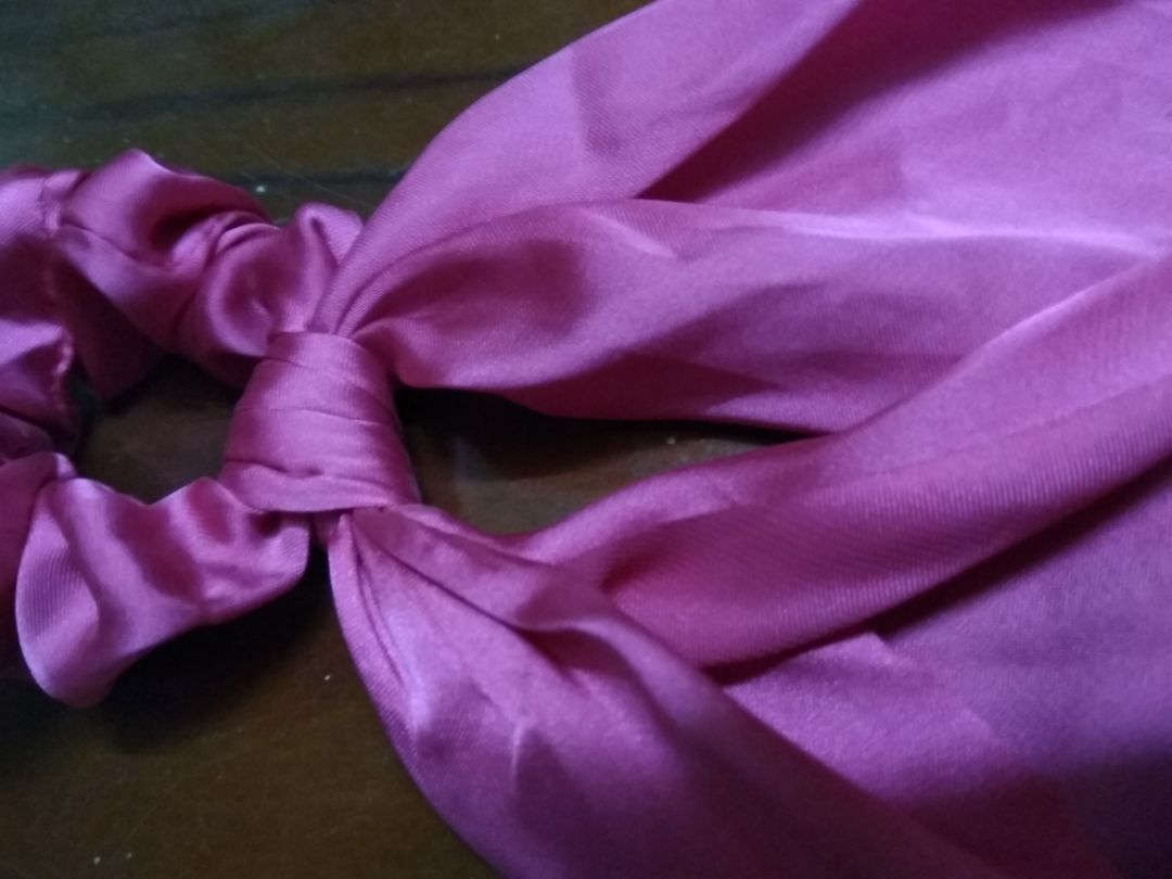 Chất liệu vải này khá bóng và co giãn, kiểu giống giống vải thun. Tua dài như hình. Của mình mua là màu đỏ nhưng chụp buổi tối và do máy ảnh nên có lẽ không đúng màu sản phẩm thật.