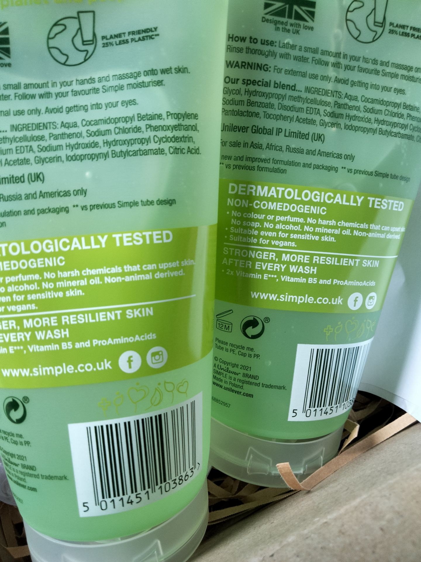 Như mọi người có thể tìm thấy review sản phẩm trên mxh thì mình sẽ không nói lại, mà nói về chất lượng sản phẩm của shop thì rất tốt, mã vạch check ra đàng hoàng, uy tín. Mà đúng là sản phẩm này mới đầu xài không quen, mùi hơi hắc í và da dầu mình kiểm chứng là các bạn da dầu không nên dùng, tại không được sạch và kiềm dầu cũng không tốt lắm. Còn về phần chất lượng sản phẩm và tốc độ giao hàng của Tiki thì không chê vào đâu được, nói đúng ngày 15 giao là 15 giao để mai mình đi du lịch, mình cứ cuống cả lên mà Tiki thì lúc nào cũng uy tín trong việc đúng hẹn, mê thiệc chứ 😘 Nói chung là một sản phẩm rất tốt mà mọi người nên thử 😍 Như mọi người có thể tìm thấy review sản phẩm trên mxh thì mình sẽ không nói lại, mà nói về chất lượng sản phẩm của shop thì rất tốt, mã vạch check ra đàng hoàng, uy tín. Mà đúng là sản phẩm này mới đầu xài không quen, mùi hơi hắc í và da dầu mình kiểm chứng là các bạn da dầu không nên dùng, tại không được sạch và kiềm dầu cũng không tốt lắm. Còn về phần chất lượng sản phẩm và tốc độ giao hàng của Tiki thì không chê vào đâu được, nói đúng ngày 15 giao là 15 giao để mai mình đi du lịch, mình cứ cuống cả lên mà Tiki thì lúc nào cũng uy tín trong việc đúng hẹn, mê thiệc chứ 😘 Nói chung là một sản phẩm rất tốt mà mọi người nên thử 😍