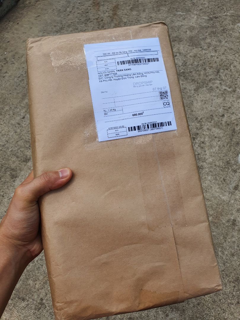 Shop đóng gói cẩn thận, lịch sự. 
Máy giống mô tả, da simili may sắc nét chắc chắn. Hơn hẳn đồ giá rẻ 2-300k. 
máy có 4 bi, bấm nút là xoay. nhiệt độ thì âm ấm cũng thoải mái không sợ nóng lắm.
Có bi to bi nhỏ nên lúc xoay cảm giác có ai dùng ngón tay cái ấn vào lưng, thích lắm. 
Bố mẹ mình bị thoái hoá đốt sống cổ và lưng, sử dụng xong khen nhẹ người. 
Tuy nhiên máy chỉ giúp thư giãn chứ không chữa được bệnh đâu các bạn nhé.
Về độ bền thì chắc phải chờ thời gian sử dụng mới biết được.