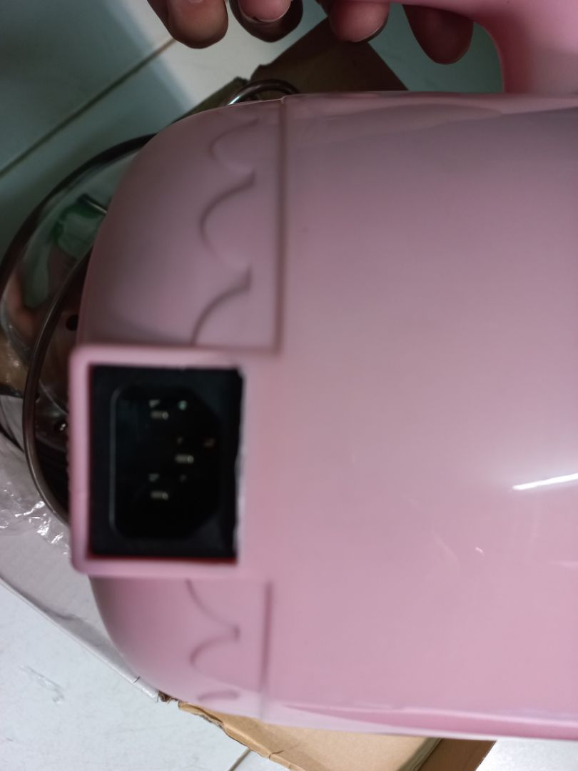 mỏng manh, chất liệu nhựa dỏm. hộp đựng móp méo