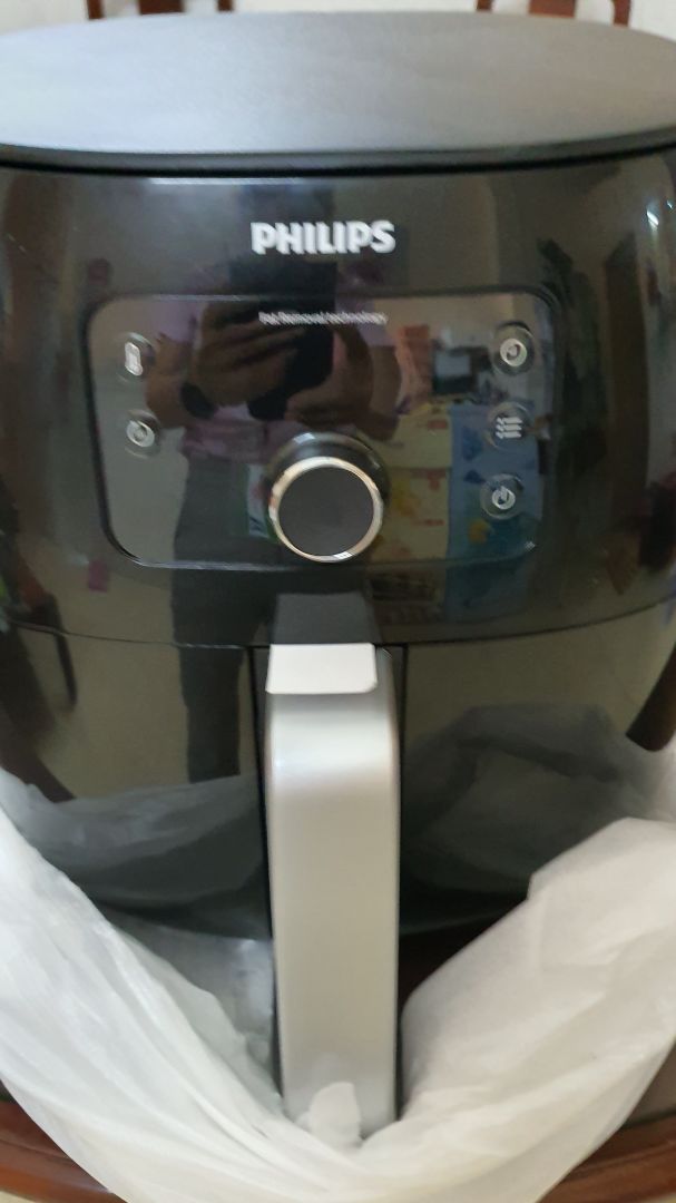 Nói về kiểu dáng, chất liệu sản phẩm quả thật phillip xứng đáng với giá tiền. sản phẩm rất chất lượng. so với các sản phẩm khác Philip vượt trội vì có khay lót riêng dễ vệ sinh. Tuy nhiên, so với các dòng sản phẩm khác loại nồi này hộp chưa k khít với nồi mà hở theo hình. Theo chủ cửa hàng thì dòng sp này đều hở. vì để thoát khí dễ dàng hơn. một số thông tin chia sẻ. Xin cám ơn Shop Cường Việt và Tiki đã hỗ trợ.