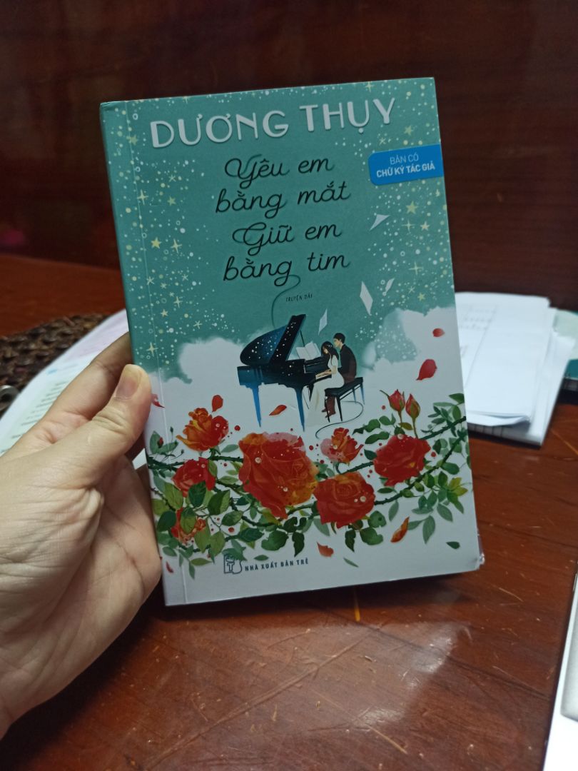 Quá vui vì mua được giá tốt mà còn có kèm chữ ký của tác giả nữa.