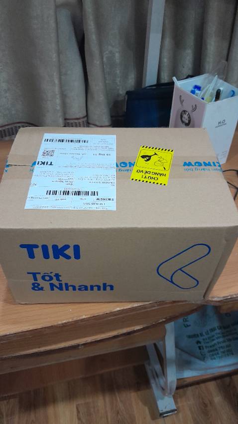 Lên tông da hơi bị trắng quá, nhưng mùi vitamin C dễ chịu.Ai thích kiểu trắng hồng thì nên mua nha, mình còn đc tặng 2 phần quà kèm theo.