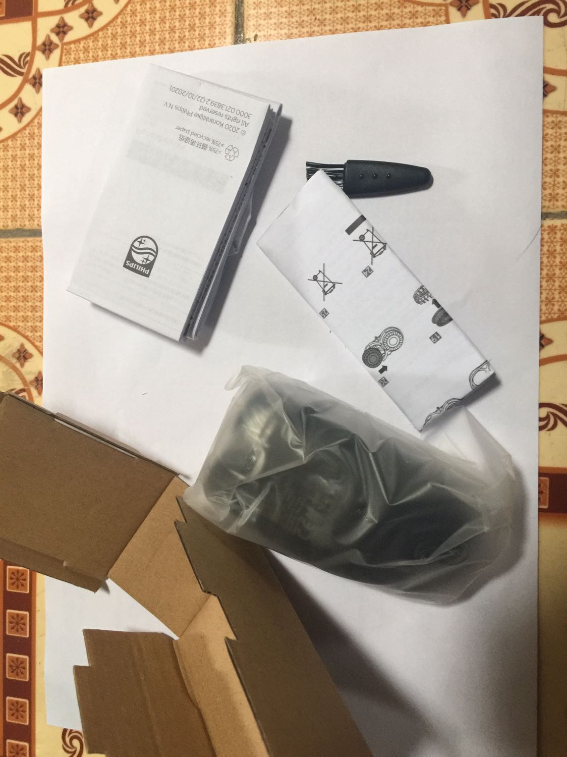 Tiki giao hàng rất nhanh. Máy có kèm chổi ạ. Em đặt tối qua mà sáng nay đã nhận được hàng rồi ạ. Tí em đi mua pin về lắp, có gì em sẽ đánh giá tiếp nha. Em cảm ơn Tiki