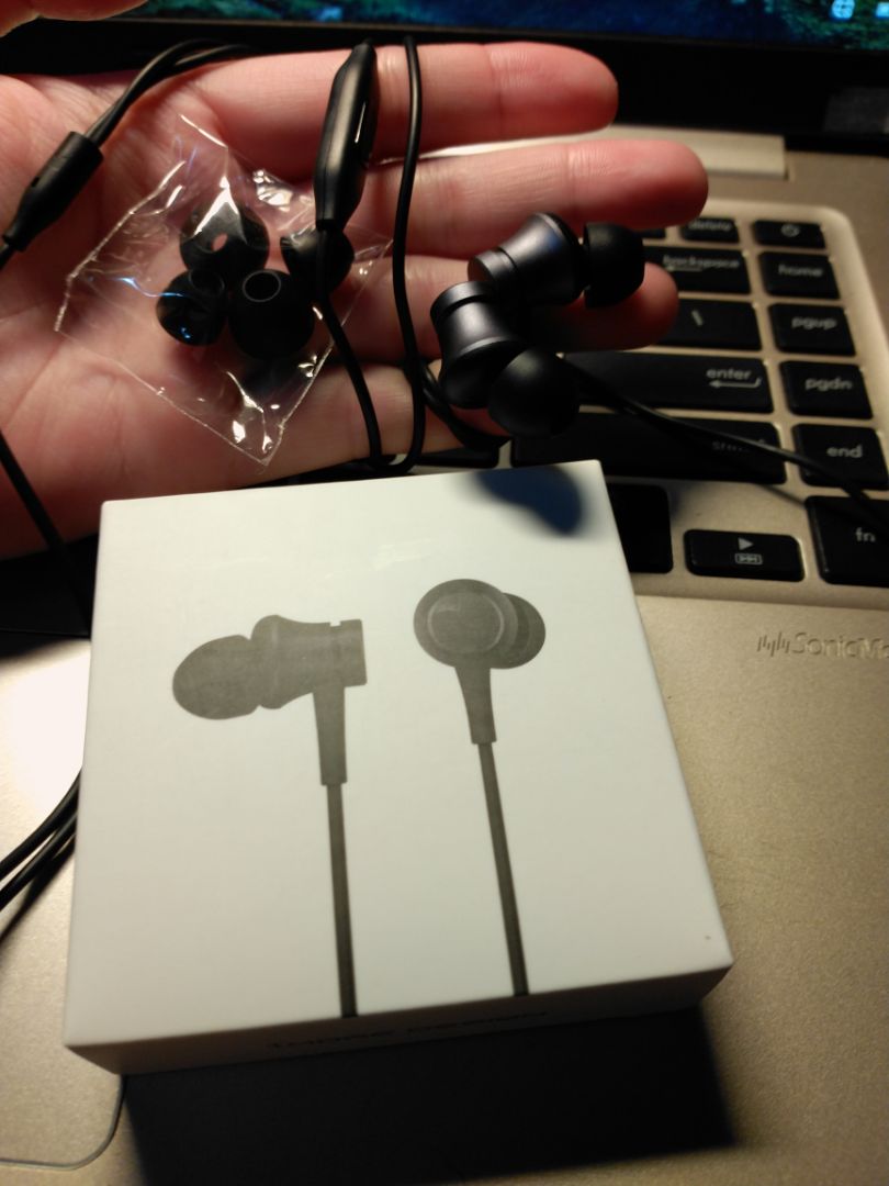 Hàng giống hình, ship hơi lâu, tiếng có vẻ k đc to, đóng gói bình thường, túi mút là túi đóng tạm, k phải túi có miếng dính, trừ việc tiếng k được to thì còn lại chắc oke.