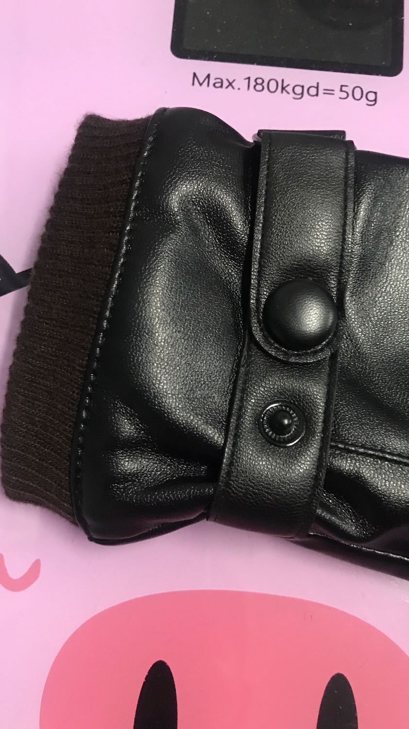 Găng tay mềm, co giãn tốt, đường may tỉ mỉ chắc chắn. Lớp da bóng đẹp mềm mại nữa. Lớp lót nỉ lông ở bên trong khi đeo cho cảm giác dễ vừa tay và dễ chịu. Shop giao hàng nhanh hai ngày là lấy được sản phẩm rồi. Uy tín, ủng hộ shop