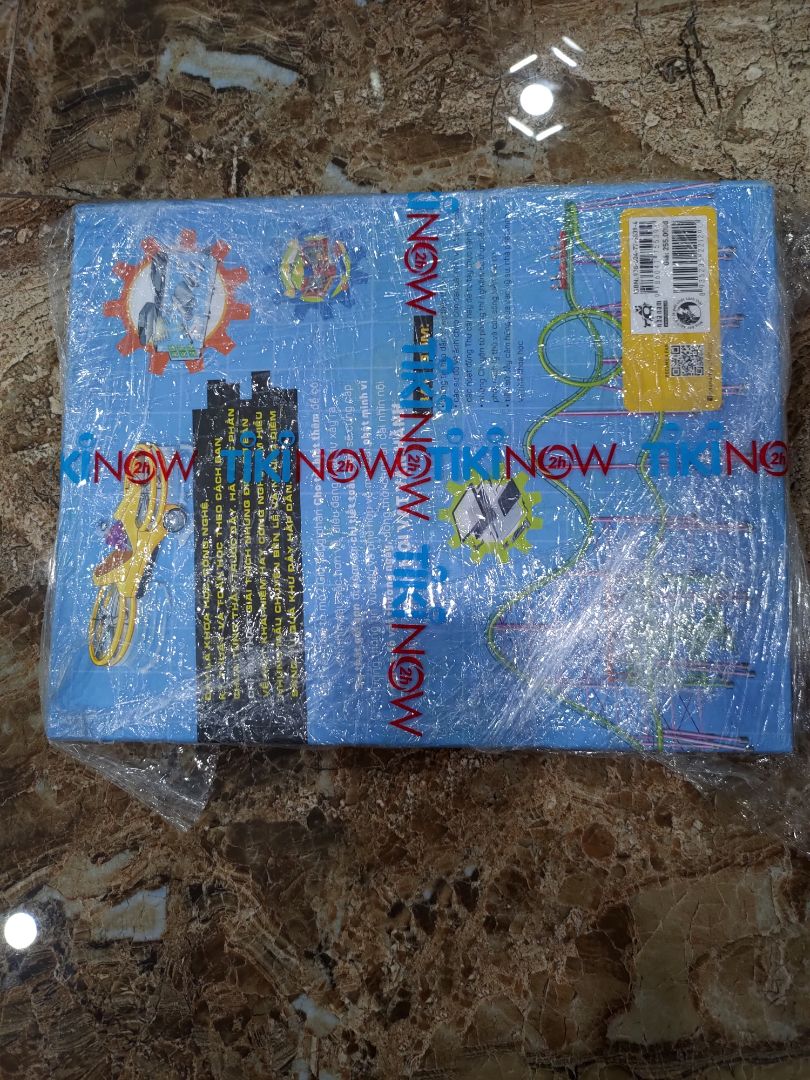 Gáy sách hơi ộp ẹp, bìa sách trước sau dính bụi bẩn, nhân viên đóng gói sơ sài, không có hộp đựng, thua kém Fahasa.
Nội dung sách cũ, không hấp dẫn.
Không nên mua.