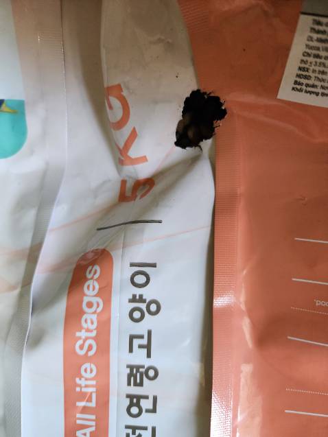 Dự kiến 25 giao hàng mãi 28 mới nhận đc. Túi bị rách trong quá trình vận chuyển.