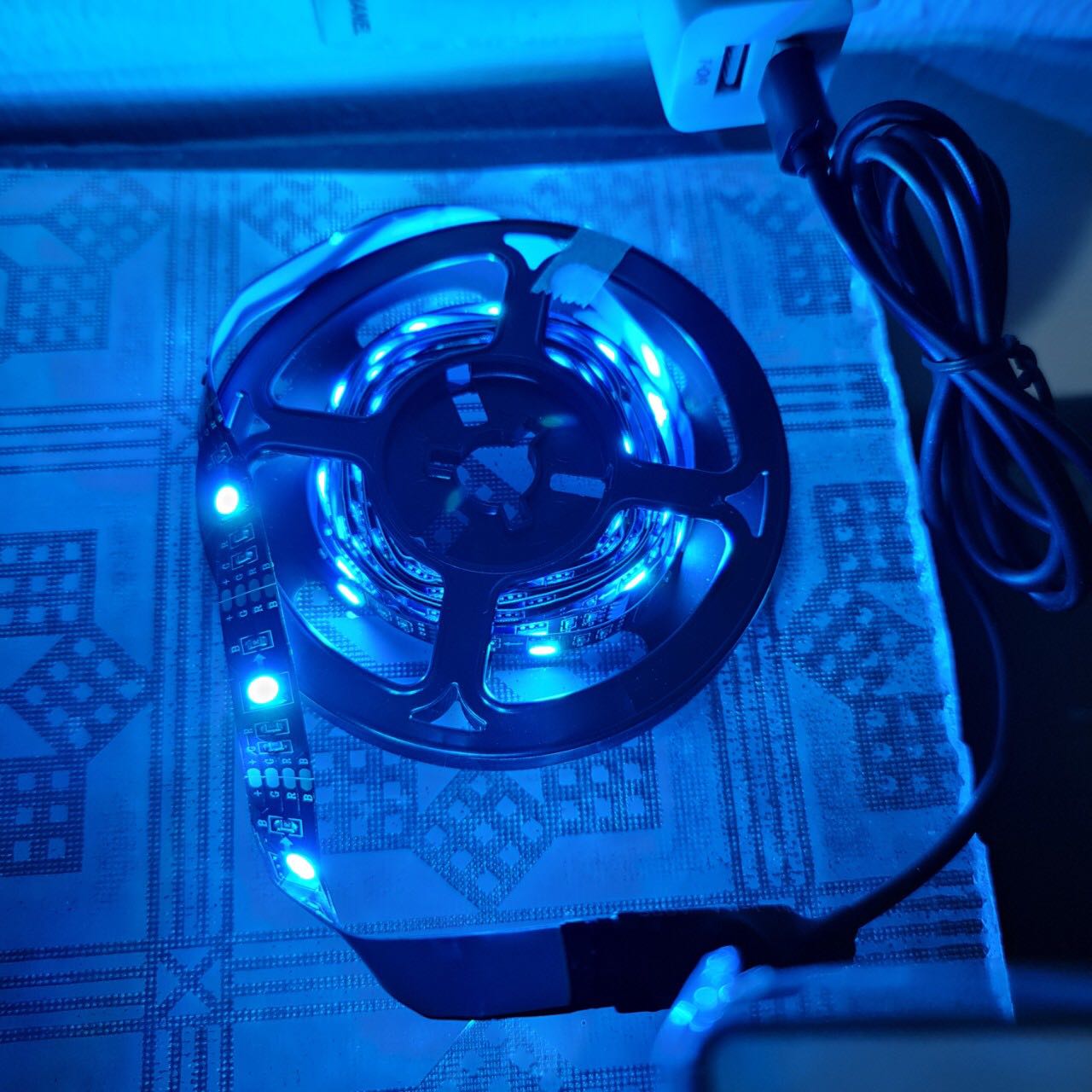 Đèn chất, điều khiển nhạy, có lưu lại chế độ sau khi rút điện. Mình rất thích điểm này, không cần phải chọn lại sau khi rút điện cắm vào như hộp khác. Quá tiện.