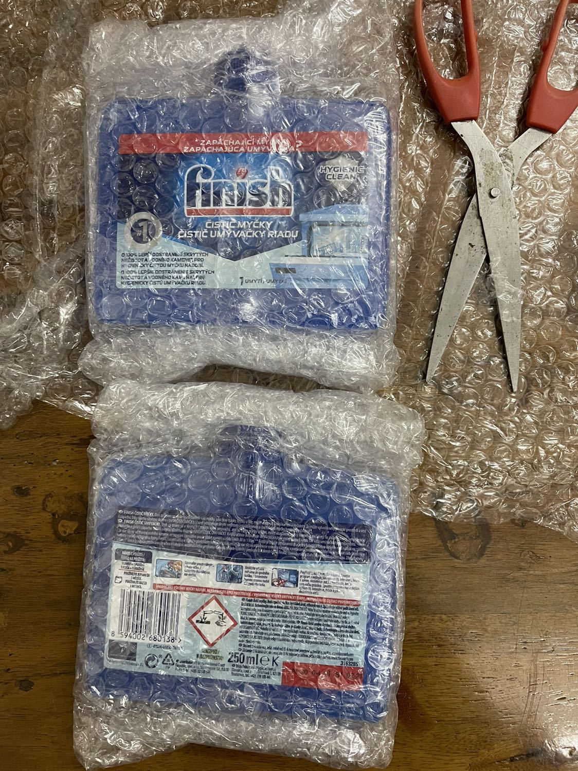 Giao hàng nhanh, sản phẩm giống mô tả, ko biết cho vào rửa có sạch được máy như quảng cáo ko, thấy quảng cáo tẩy sạch lắm