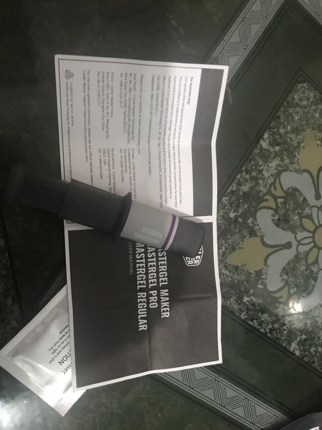 Keo bên trong hơi ít và khô !