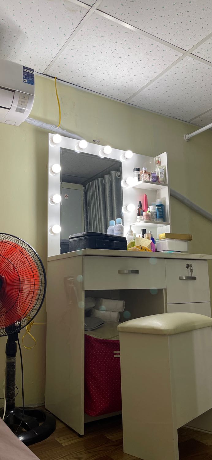 Sản phẩm rất đẹp. Chắc chắn và nhiều ngăn nữa. Đèn sáng rực màu bàn cũng đẹp nưac. Nói chung là duyệt 10000000 lầnnnn. À và còn giao hàng miễn phí, nói chung không còn gì để chê cả.