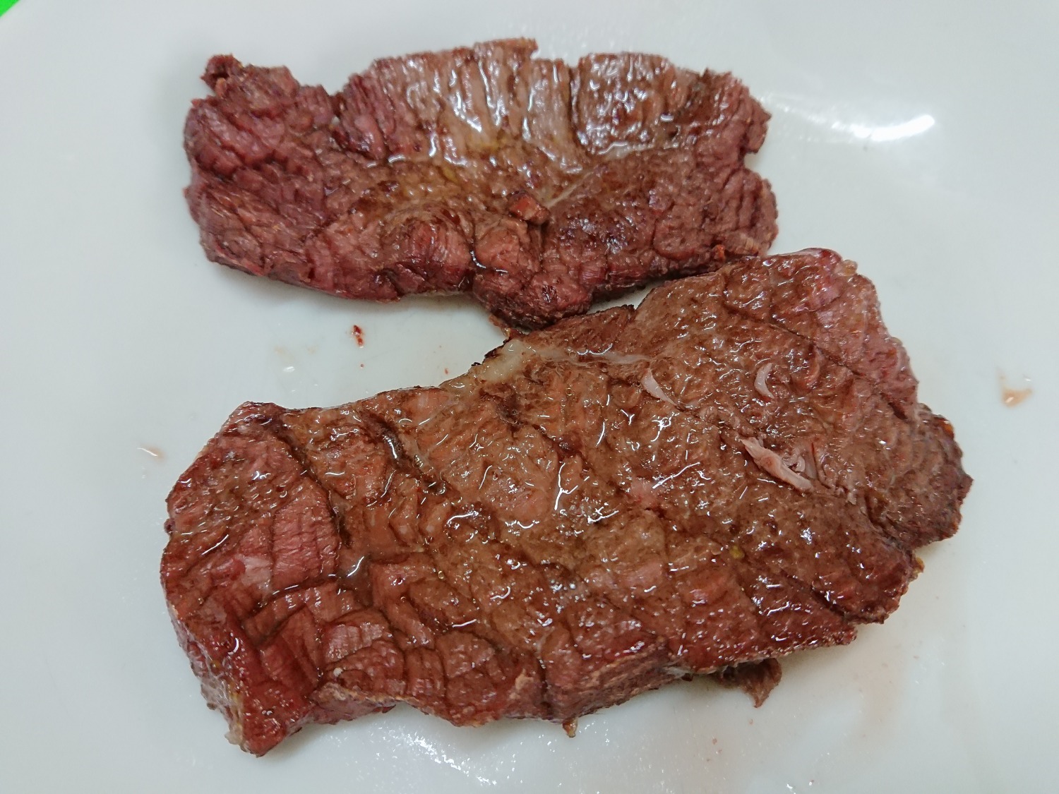 Một sản phẩm cồng kềnh và lần nay Tiki đóng gói cẩn thận hơn khi có thêm hộp giấy bọc lại hộp Lock&Lock (lần trước tôi mua máy pha cà phê chỉ có bọc nylon, hộp bị móp méo tại cảm giác hàng không mới).
Bỏ qua vấn đề giao nhận hàng, nguyên lý hoạt động của nồi chiên không dầu tương tự lò nướng gồm thanh nhiệt và luồng khí nóng luân chuyển quanh thức ăn. Với chất lượng Lock&Lock, nguyên lý này sẽ hoạt động gần như hoàn hảo. Thực phẩm chín đều, giữ nguyên mùi vị của thực phẩm. Đặc biệt cảm nhận vị khoai tây chính cống ở món khoai tây chiên (khi mà trước đây tôi ăn chỉ toàn là mùi dầu ăn). Tuy nhiên với những món thái nhỏ, hoặc như chả cá viên sẽ khó chín đều (ở khoảng 75%). 
Dưới khay để đồ ăn khắc các lỗ tròn để nước giọt xuống. Phần này tôi thích hãng làm các đường chéo đan nhau hơn vì khi làm beefsteak, phần dưới miếng bò in lỗ như bị giác hơi.
Chức năng của máy chỉnh qua nút cảm ứng rất nhạy, màn hình hiển thị con số to rõ. Thao tác kéo/đẩy học thức ăn khá mượt nhưng phải canh đúng đường trượt khay.
p/s: Bạn nên đọc Recipe book kèm theo để biết cách canh thời gian chiên, ướp gia vị,....
Cách tôi hay chiên khoai tây ăn đó là để 165 độ trong 10' để các cọng khoai chín đều rồi tăng lên 195 độ trong vài phút để khoai được giòn, thơm ngon (tùy vào lượng khoai tây mà thời gian chiên sẽ dao động)
Sơ sơ là vậy, các bạn có thể xem thêm review chi tiết tại: https://hiiyall.wordpress.com/