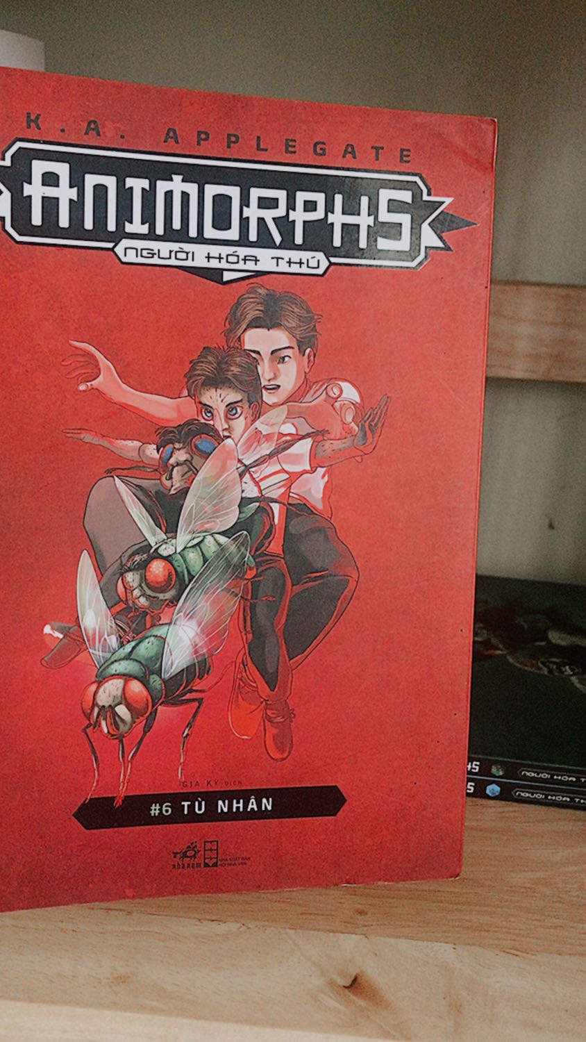 Sách lúc giao về tay hộp nát hết cả, bên trong không có giấy gói, mút xốp gì hết nên gáy bị méo. Nhưng mình email cho tiki thì tiki phản hồi nhanh, sẵn sàng đổi trả. Cơ mà mấy shipper mãi ko chịu đến lấy hàng, họ còn bảo mình mang lên chỗ họ:)) Thế là mình ko đổi nữa. Trừ 1 sao vì vậy chứ sách hay đọc vèo 1 tiếng hết 1q, tiki nhiệt tình, giá sale mỗi cuốn chưa đến 30k nữa, mọi người nên mua😍