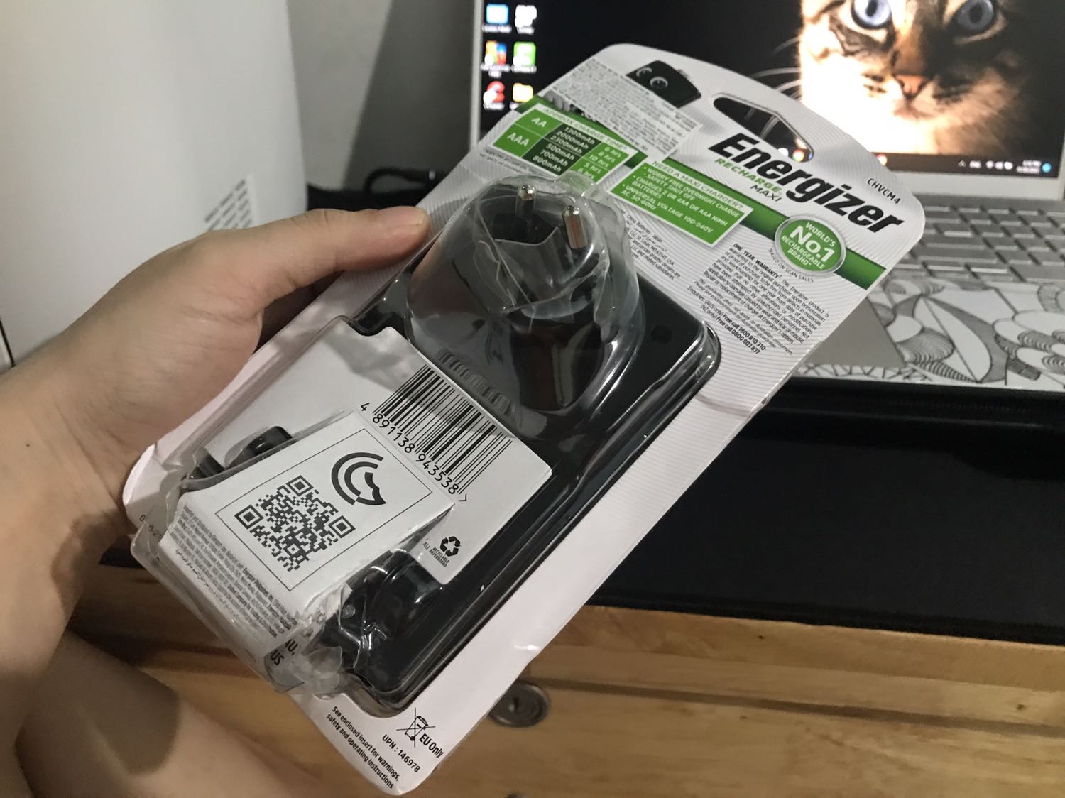 Mình mới nhận được hàng xong, khui ra thấy nó bị rách với cái chấu bị méo chân cắm luôn! Nhờ Tiki đổi dùm hàng mới cho mình! Mình mới nhận được hàng xong, khui ra thấy nó bị rách với cái chấu bị méo chân cắm luôn! Nhờ Tiki đổi dùm hàng mới cho mình!