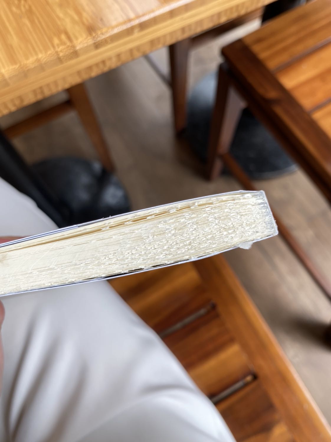 Bên trên sách bị thế này nên cứ đọc đến đâu phải rạch đến đó. Thật sự phiền luôn. Sách bị lỗi mà tiki cũng ko ktra nữa. Gần như nửa quyển bị như vậy ?
Bù lại thì chất lượng giấy ổn, chống mỏi mắt
Mong nhận được phản hồi của tiki về sản phẩm này