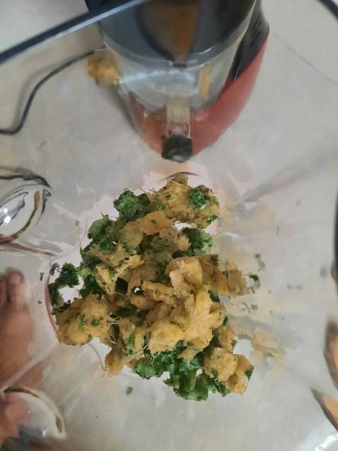 Nước ép uống ngon màu đẹp. Nhưng bã ép không kiệt còn nhiều nước. Tháo lắp dễ dàng vệ sinh máy cũng dễ. Phải lọc thêm qua dây lọc. Với giá thành này thì tạm ổn